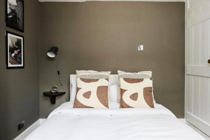 The Elmbridge Getaway - Glamorous 2BDR with Garden + Parking - image 22