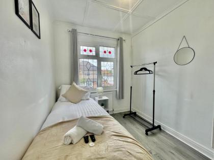 Modern 4 Bed Romford Home - Free Parking - image 21