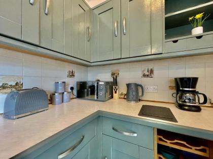 Modern 4 Bed Romford Home - Free Parking - image 26