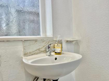 Modern 4 Bed Romford Home - Free Parking - image 30