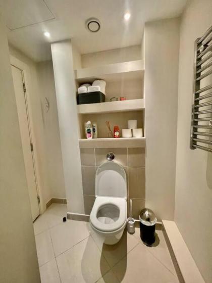 Spacious Two Bedroom Apartment - image 23