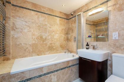 Veeve - Canalside Comfort - image 14