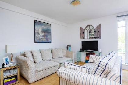 Veeve - Canalside Comfort - image 4