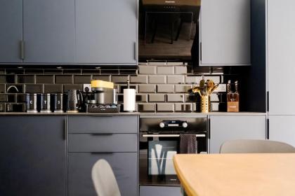 Urban Luxury 4-Bed Retreat Explore And Relax - image 11
