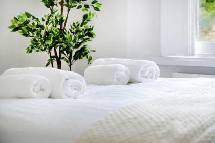 Urban Luxury 4-Bed Retreat Explore And Relax - image 21