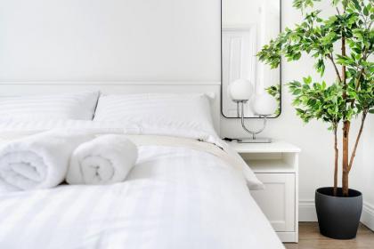 Urban Luxury 4-Bed Retreat Explore And Relax - image 22