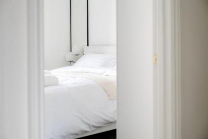 Urban Luxury 4-Bed Retreat Explore And Relax - image 23