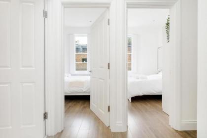 Urban Luxury 4-Bed Retreat Explore And Relax - image 24