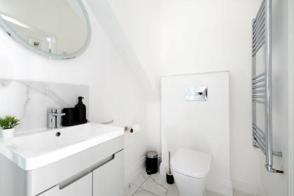 Urban Luxury 4-Bed Retreat Explore And Relax - image 25