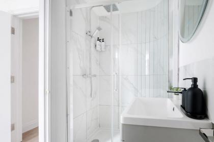Urban Luxury 4-Bed Retreat Explore And Relax - image 28