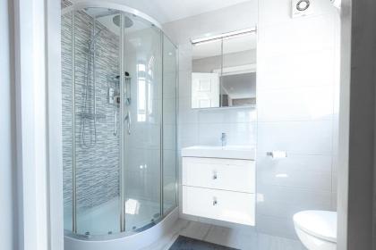 Three Bedroom Apartment with balcony close to tube stations Emirates Stadium and London Metropolitan University - image 11