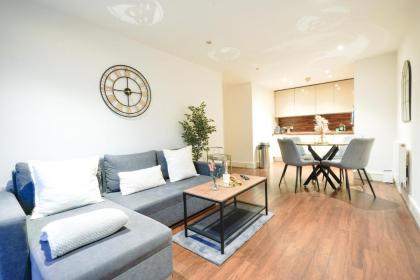 Stylish 2-Bed In Central Wembley Ideal For Families Leisure & Business - image 21