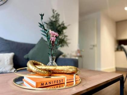 Stylish 2-Bed In Central Wembley Ideal For Families Leisure & Business - image 24