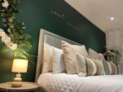 Stylish 2-Bed In Central Wembley Ideal For Families Leisure & Business - image 25