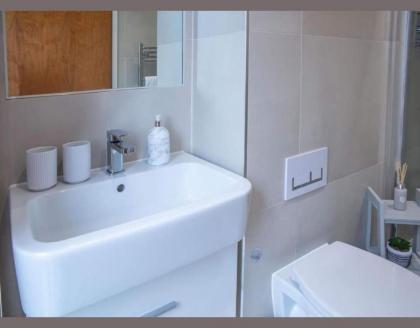 Westminster 2 Bed 2 Bath Apt - image 30