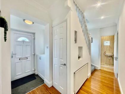 Modern 3 Bed Romford Home (Free Parking) - image 22