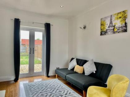 Modern 3 Bed Romford Home (Free Parking) - image 26