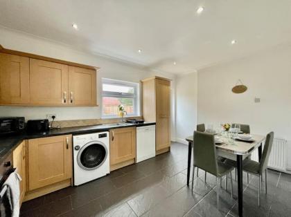 Modern 3 Bed Romford Home (Free Parking) - image 27