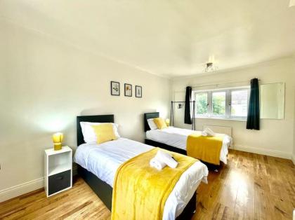 Modern 3 Bed Romford Home (Free Parking) - image 29