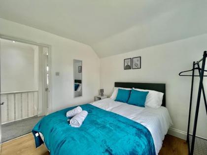 Modern 3 Bed Romford Home (Free Parking) - image 30