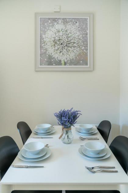 Luxury 2 Bedroom Apartment On Portobello Road - image 2