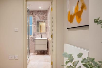 Marble Arch Suite 2-Hosted by Sweetstay - image 23