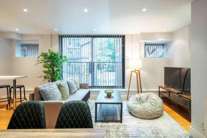 Immaculate 1-Bed House in London - image 21