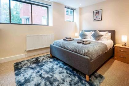 Immaculate 1-Bed House in London - image 22