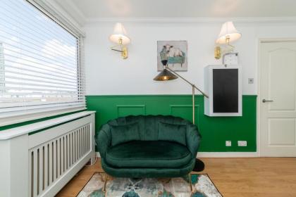 Urban Retreat Modern Apartment with Sofa Bed near Warren Street