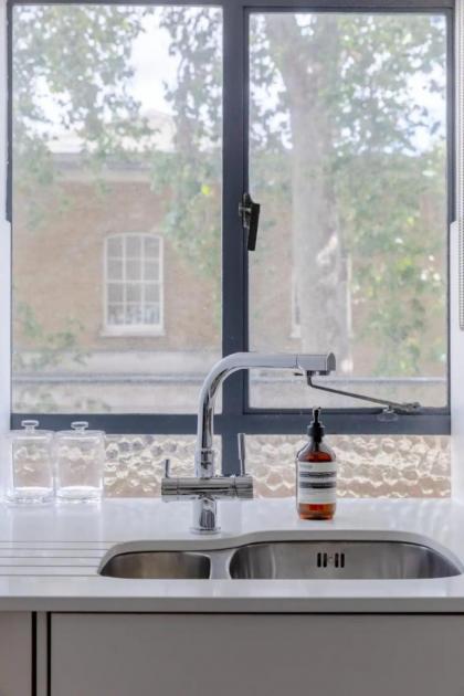 Sleek & Stylish 1BD Flat w balcony - Kings Road - image 25