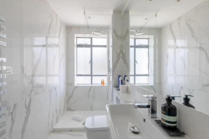 Sleek & Stylish 1BD Flat w balcony - Kings Road - image 26