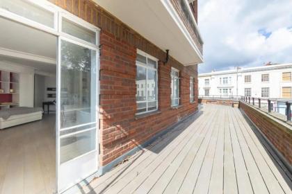 Sleek & Stylish 1BD Flat w balcony - Kings Road - image 27