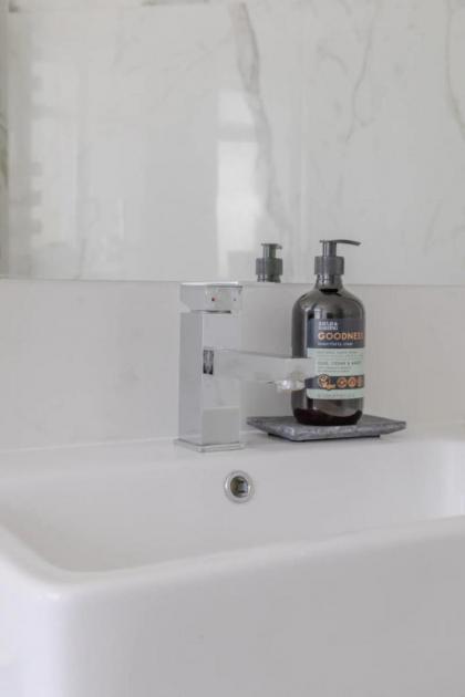 Sleek & Stylish 1BD Flat w balcony - Kings Road - image 30