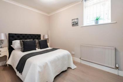 Hampstead Garden Flat-Hosted by Sweetstay - image 22