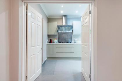 Hampstead Garden Flat-Hosted by Sweetstay - image 28