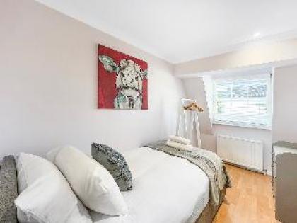 Serene 2BR Retreat in Bishop's Stortford - image 2