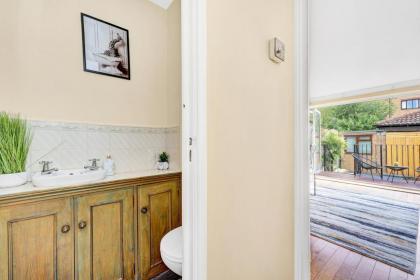 Charming 3 Bedroom House near Canary Wharf - image 21