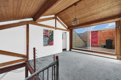 Large Industrial Style 2 Bedroom Flat! - image 23