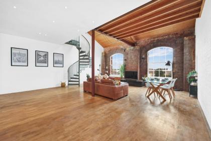 Large Industrial Style 2 Bedroom Flat! - image 24