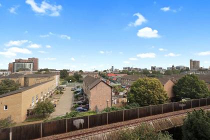 Large Industrial Style 2 Bedroom Flat! - image 26