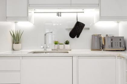 3-bed apartment in Limehouse - image 21