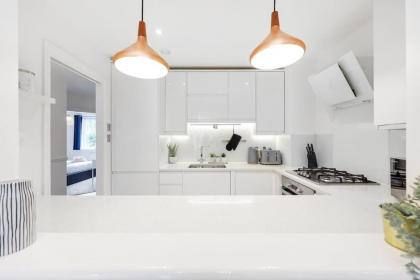 3-bed apartment in Limehouse - image 22