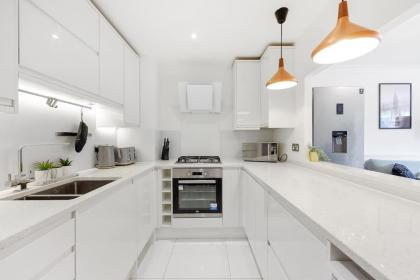 3-bed apartment in Limehouse - image 23