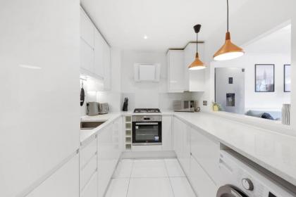 3-bed apartment in Limehouse - image 24