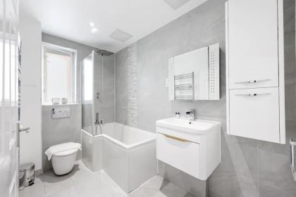 3-bed apartment in Limehouse - image 25