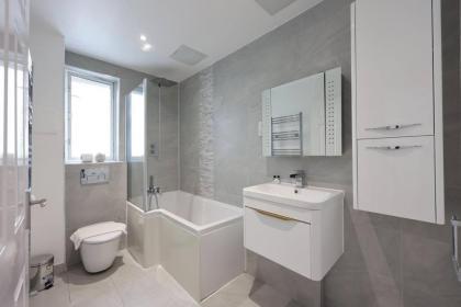 3-bed apartment in Limehouse - image 27