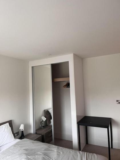 Lovely Charming 2-Bedroom Apartment in Bow London - image 22