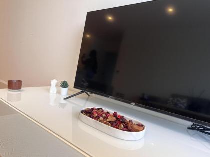 Lovely Charming 2-Bedroom Apartment in Bow London - image 25