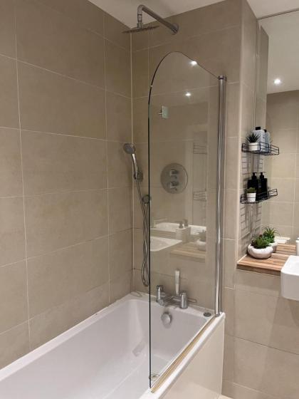 Lovely Charming 2-Bedroom Apartment in Bow London - image 28