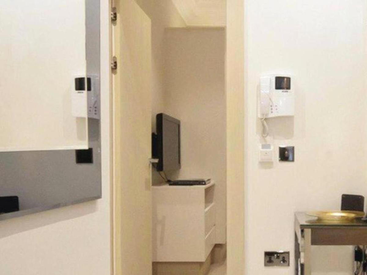 Stunning 1 Bed Luxury Serviced Apt Next To Harrods - image 4